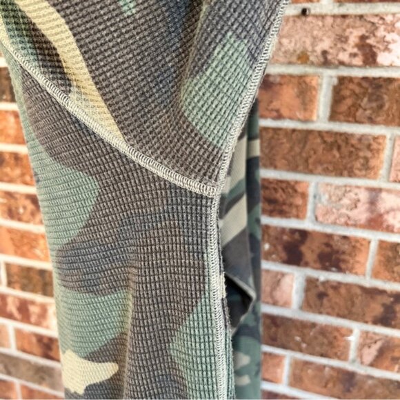 Aritzia TNA Andrews Waffle Longsleeve Thermal Camo long-sleeve shirt EUC M - Picture 8 of 11